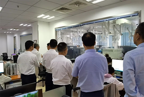 陈博士带领杨副市长一行人参观了尊龙凯时规范化的先进实验室，讲解了药物临床前的研发和IND申报流程。