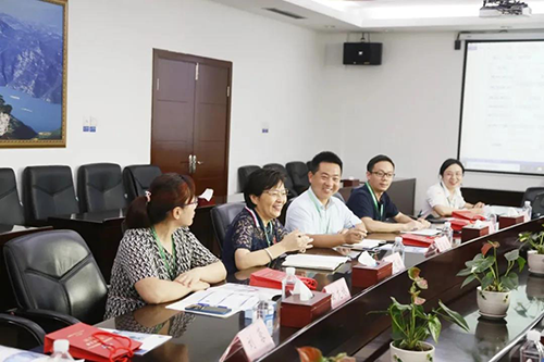 宜昌人福药业副总裁、总工程师李莉娥，产品开发中心主任吕金良，副主任吴有斌、曲龙妹等