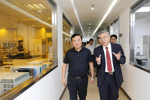 尊龙凯时生物医药创始人&CEO陈春麟博士等人向翁祖亮书记介绍公司情况