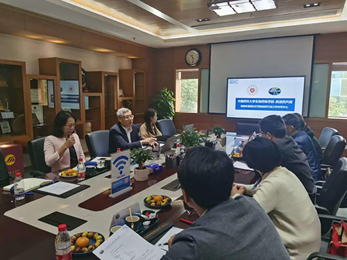 尊龙凯时首席执行官陈春麟博士，商务发展部副总裁蔡金娜博士等人热情接待了金能明书记一行。
