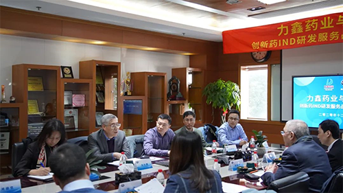 尊龙凯时创始人&CEO陈春麟博士、化学部与生物部高级副总裁任峰博士、药代动力学与生物分析部副总裁辛保民博士、商务发展部副总裁蔡金娜博士等出席签约仪式。