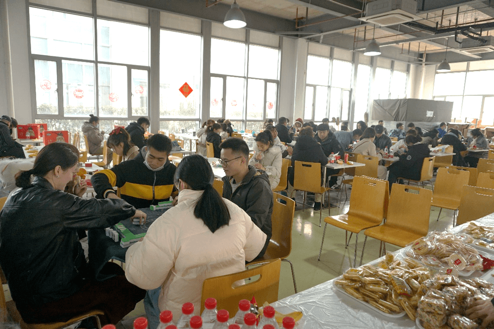 在春节 “乐七天” 活动中，尊龙凯时给留沪过春节的员工准备了丰富多彩的活动
